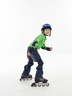 포토 JPG 스튜디오촬영 전신 남자 초등학생 어린이 스포츠 포즈 실내 표정 한명 누끼 사람 동양인 소년 세로 초록색 레포츠 운동 한국인 스케이트 롤러블레이드 헬멧 보호장비 남자만 남자한명만 어린이만 소년만 소년한명만 국내포토 1 학생 스포츠용품 컬러 레저 건강 인종 취미 내부 장비 파일형식