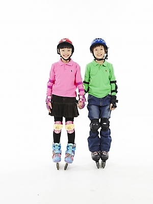 포토 JPG 스튜디오촬영 전신 여자 남자 초등학생 어린이 스포츠 분홍색 포즈 실내 표정 누끼 사람 동양인 소녀 소년 두명 세로 초록색 레포츠 친구 운동 한국인 스케이트 롤러블레이드 헬멧 보호장비 어린이만 국내포토 학생 스포츠용품 컬러 관계 레저 건강 인종 취미 내부 장비 파일형식