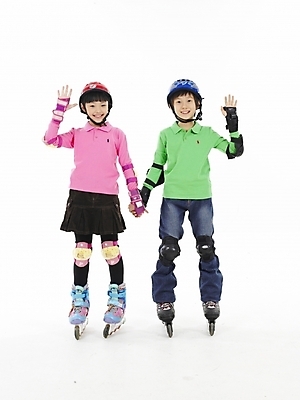 포토 JPG 스튜디오촬영 전신 여자 남자 초등학생 어린이 스포츠 분홍색 포즈 실내 표정 누끼 사람 동양인 소녀 소년 두명 세로 초록색 레포츠 운동 한국인 스케이트 롤러블레이드 헬멧 보호장비 어린이만 국내포토 학생 스포츠용품 컬러 레저 건강 인종 취미 내부 장비 파일형식