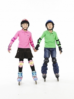 포토 JPG 스튜디오촬영 전신 여자 남자 초등학생 어린이 스포츠 분홍색 포즈 실내 표정 누끼 사람 동양인 소녀 소년 두명 세로 초록색 레포츠 운동 한국인 스케이트 롤러블레이드 헬멧 보호장비 어린이만 국내포토 학생 스포츠용품 컬러 레저 건강 인종 취미 내부 장비 파일형식
