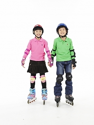 포토 JPG 스튜디오촬영 전신 여자 남자 초등학생 어린이 스포츠 분홍색 포즈 실내 표정 누끼 사람 동양인 소녀 소년 두명 세로 초록색 레포츠 친구 운동 한국인 스케이트 롤러블레이드 헬멧 보호장비 어린이만 국내포토 학생 스포츠용품 컬러 관계 레저 건강 인종 취미 내부 장비 파일형식
