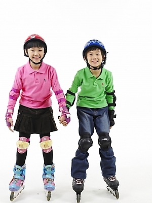 포토 JPG 스튜디오촬영 전신 여자 남자 초등학생 어린이 스포츠 분홍색 포즈 실내 표정 누끼 사람 동양인 소녀 소년 두명 세로 초록색 레포츠 운동 한국인 스케이트 롤러블레이드 헬멧 보호장비 어린이만 국내포토 학생 스포츠용품 컬러 레저 건강 인종 취미 내부 장비 파일형식