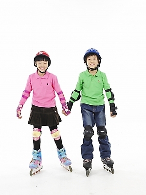 포토 JPG 스튜디오촬영 전신 여자 남자 초등학생 어린이 스포츠 분홍색 포즈 실내 표정 누끼 사람 동양인 소녀 소년 두명 세로 초록색 레포츠 운동 한국인 스케이트 롤러블레이드 헬멧 보호장비 어린이만 국내포토 학생 스포츠용품 컬러 레저 건강 인종 취미 내부 장비 파일형식