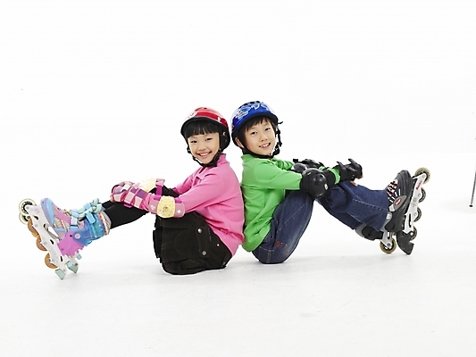 포토 JPG 스튜디오촬영 전신 여자 남자 초등학생 어린이 스포츠 분홍색 포즈 실내 표정 누끼 사람 동양인 소녀 소년 두명 가로 초록색 레포츠 운동 한국인 스케이트 롤러블레이드 헬멧 보호장비 어린이만 국내포토 학생 스포츠용품 컬러 레저 건강 인종 취미 내부 장비 파일형식