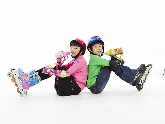 포토 JPG 스튜디오촬영 전신 여자 남자 초등학생 어린이 스포츠 분홍색 포즈 실내 표정 누끼 사람 동양인 소녀 소년 두명 가로 초록색 레포츠 친구 운동 한국인 스케이트 롤러블레이드 헬멧 보호장비 어린이만 국내포토 학생 스포츠용품 컬러 관계 레저 건강 인종 취미 내부 장비 파일형식