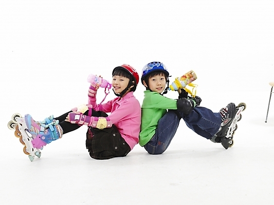 포토 JPG 스튜디오촬영 전신 여자 남자 초등학생 어린이 스포츠 분홍색 포즈 실내 표정 누끼 사람 동양인 소녀 소년 두명 가로 초록색 레포츠 친구 운동 한국인 스케이트 롤러블레이드 헬멧 보호장비 어린이만 국내포토 학생 스포츠용품 컬러 관계 레저 건강 인종 취미 내부 장비 파일형식