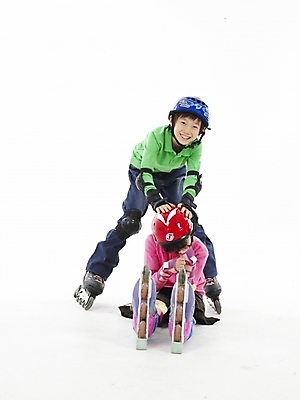 포토 JPG 스튜디오촬영 전신 여자 남자 초등학생 어린이 스포츠 분홍색 포즈 실내 표정 누끼 사람 동양인 소녀 소년 두명 세로 초록색 레포츠 운동 한국인 스케이트 롤러블레이드 헬멧 보호장비 어린이만 국내포토 학생 스포츠용품 컬러 레저 건강 인종 취미 내부 장비 파일형식