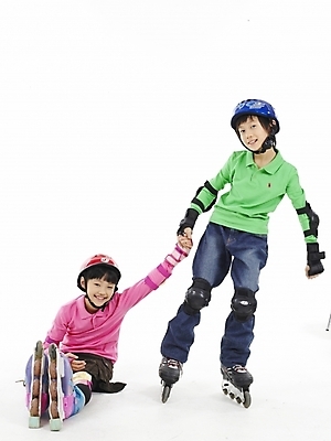 포토 JPG 스튜디오촬영 전신 여자 남자 초등학생 어린이 스포츠 분홍색 포즈 실내 표정 누끼 사람 동양인 소녀 소년 두명 세로 초록색 레포츠 운동 한국인 스케이트 롤러블레이드 헬멧 보호장비 어린이만 국내포토 학생 스포츠용품 컬러 레저 건강 인종 취미 내부 장비 파일형식