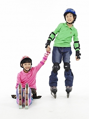 포토 JPG 스튜디오촬영 전신 여자 남자 초등학생 어린이 스포츠 분홍색 포즈 실내 표정 누끼 사람 동양인 소녀 소년 두명 세로 초록색 레포츠 운동 한국인 스케이트 롤러블레이드 헬멧 보호장비 어린이만 국내포토 학생 스포츠용품 컬러 레저 건강 인종 취미 내부 장비 파일형식