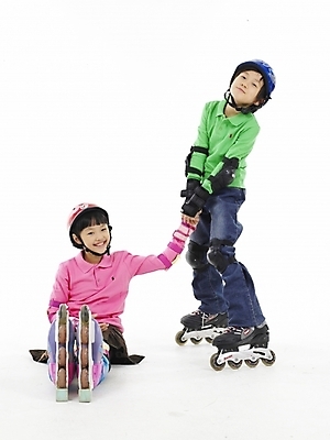 포토 JPG 스튜디오촬영 전신 여자 남자 초등학생 어린이 스포츠 분홍색 포즈 실내 표정 누끼 사람 동양인 소녀 소년 두명 세로 초록색 레포츠 운동 한국인 스케이트 롤러블레이드 헬멧 보호장비 어린이만 국내포토 학생 스포츠용품 컬러 레저 건강 인종 취미 내부 장비 파일형식