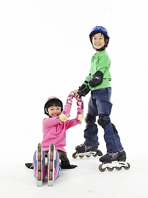 포토 JPG 스튜디오촬영 전신 여자 남자 초등학생 어린이 스포츠 분홍색 포즈 실내 표정 누끼 사람 동양인 소녀 소년 두명 세로 초록색 레포츠 운동 한국인 스케이트 롤러블레이드 헬멧 보호장비 어린이만 국내포토 학생 스포츠용품 컬러 레저 건강 인종 취미 내부 장비 파일형식
