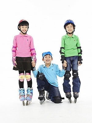 포토 JPG 스튜디오촬영 전신 여자 남자 초등학생 어린이 스포츠 분홍색 포즈 실내 표정 누끼 사람 동양인 소녀 소년 세로 세명 초록색 레포츠 친구 운동 한국인 스케이트 롤러블레이드 헬멧 보호장비 어린이만 국내포토 학생 스포츠용품 컬러 관계 레저 건강 인종 취미 내부 장비 파일형식