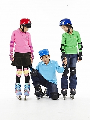 포토 JPG 스튜디오촬영 전신 여자 남자 초등학생 어린이 스포츠 분홍색 포즈 실내 표정 누끼 사람 동양인 소녀 소년 세로 세명 초록색 레포츠 운동 한국인 스케이트 롤러블레이드 헬멧 보호장비 어린이만 국내포토 학생 스포츠용품 컬러 레저 건강 인종 취미 내부 장비 파일형식
