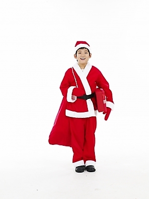 포토 JPG 스튜디오촬영 전신 남자 초등학생 어린이 포즈 크리스마스 산타옷 실내 표정 선물 한명 누끼 사람 동양인 소년 세로 산타클로스 한국인 보따리 남자만 남자한명만 어린이만 소년만 소년한명만 국내포토 1 학생 옷 기념일 인종 내부 파일형식