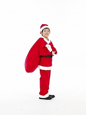 포토 JPG 스튜디오촬영 전신 남자 초등학생 어린이 포즈 크리스마스 산타옷 실내 표정 선물 한명 누끼 사람 동양인 소년 세로 산타클로스 한국인 보따리 남자만 남자한명만 어린이만 소년만 소년한명만 국내포토 1 학생 옷 기념일 인종 내부 파일형식
