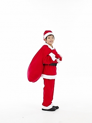 포토 JPG 스튜디오촬영 전신 남자 초등학생 어린이 포즈 크리스마스 산타옷 실내 표정 선물 한명 미소 웃음 누끼 사람 동양인 소년 세로 산타클로스 한국인 보따리 남자만 남자한명만 어린이만 소년만 소년한명만 국내포토 1 학생 옷 기념일 인종 내부 파일형식