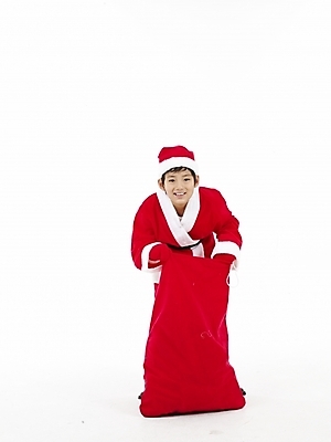 포토 JPG 스튜디오촬영 전신 남자 초등학생 어린이 포즈 크리스마스 산타옷 실내 표정 선물 한명 미소 웃음 누끼 사람 동양인 소년 세로 산타클로스 한국인 보따리 남자만 남자한명만 어린이만 소년만 소년한명만 국내포토 1 학생 옷 기념일 인종 내부 파일형식