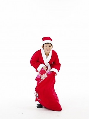 포토 JPG 스튜디오촬영 전신 남자 초등학생 어린이 포즈 크리스마스 산타옷 실내 표정 선물 한명 미소 웃음 누끼 사람 동양인 소년 세로 산타클로스 한국인 보따리 남자만 남자한명만 어린이만 소년만 소년한명만 국내포토 1 학생 옷 기념일 인종 내부 파일형식