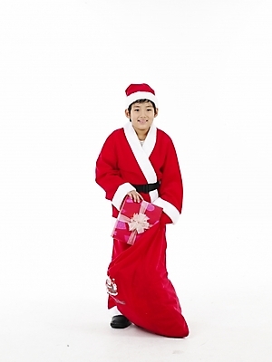 포토 JPG 스튜디오촬영 전신 남자 초등학생 어린이 포즈 크리스마스 산타옷 실내 표정 선물 한명 누끼 사람 동양인 소년 세로 산타클로스 한국인 보따리 남자만 남자한명만 어린이만 소년만 소년한명만 국내포토 1 학생 옷 기념일 인종 내부 파일형식