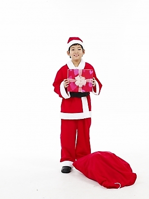 포토 JPG 스튜디오촬영 전신 남자 초등학생 어린이 포즈 크리스마스 산타옷 실내 표정 선물 한명 누끼 사람 동양인 소년 세로 산타클로스 한국인 보따리 남자만 남자한명만 어린이만 소년만 소년한명만 국내포토 1 학생 옷 기념일 인종 내부 파일형식
