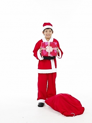 포토 JPG 스튜디오촬영 전신 남자 초등학생 어린이 포즈 크리스마스 산타옷 실내 표정 선물 한명 누끼 사람 동양인 소년 빨간색 세로 산타클로스 한국인 흰색 보따리 남자만 남자한명만 어린이만 소년만 소년한명만 국내포토 1 학생 옷 기념일 컬러 인종 내부 파일형식