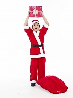 포토 JPG 스튜디오촬영 전신 남자 초등학생 어린이 포즈 크리스마스 산타옷 실내 표정 선물 한명 미소 웃음 누끼 사람 동양인 소년 빨간색 세로 산타클로스 한국인 흰색 보따리 남자만 남자한명만 어린이만 소년만 소년한명만 국내포토 1 학생 옷 기념일 컬러 인종 내부 파일형식
