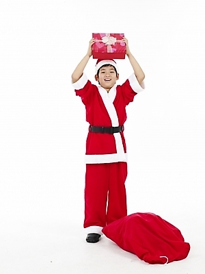 포토 JPG 스튜디오촬영 전신 남자 초등학생 어린이 포즈 크리스마스 산타옷 실내 표정 선물 한명 누끼 사람 동양인 소년 빨간색 세로 산타클로스 한국인 흰색 보따리 남자만 남자한명만 어린이만 소년만 소년한명만 국내포토 1 학생 옷 기념일 컬러 인종 내부 파일형식