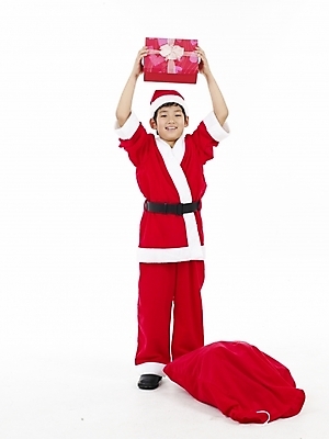 포토 JPG 스튜디오촬영 전신 남자 초등학생 어린이 포즈 크리스마스 산타옷 실내 표정 선물 한명 미소 웃음 누끼 사람 동양인 소년 빨간색 세로 산타클로스 한국인 흰색 보따리 남자만 남자한명만 어린이만 소년만 소년한명만 국내포토 1 학생 옷 기념일 컬러 인종 내부 파일형식