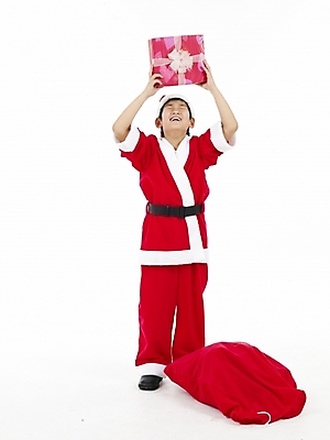 포토 JPG 스튜디오촬영 전신 남자 초등학생 어린이 포즈 크리스마스 산타옷 실내 표정 선물 한명 누끼 사람 동양인 소년 빨간색 세로 산타클로스 한국인 흰색 보따리 남자만 남자한명만 어린이만 소년만 소년한명만 국내포토 1 학생 옷 기념일 컬러 인종 내부 파일형식