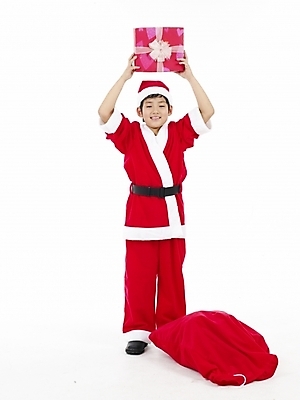 포토 JPG 스튜디오촬영 전신 남자 초등학생 어린이 포즈 크리스마스 산타옷 실내 표정 선물 한명 미소 웃음 누끼 사람 동양인 소년 빨간색 세로 산타클로스 한국인 흰색 보따리 남자만 남자한명만 어린이만 소년만 소년한명만 국내포토 1 학생 옷 기념일 컬러 인종 내부 파일형식