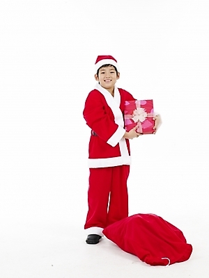 포토 JPG 스튜디오촬영 전신 남자 초등학생 어린이 포즈 크리스마스 산타옷 실내 표정 선물 한명 미소 웃음 누끼 사람 동양인 소년 빨간색 세로 산타클로스 한국인 흰색 보따리 남자만 남자한명만 어린이만 소년만 소년한명만 국내포토 1 학생 옷 기념일 컬러 인종 내부 파일형식