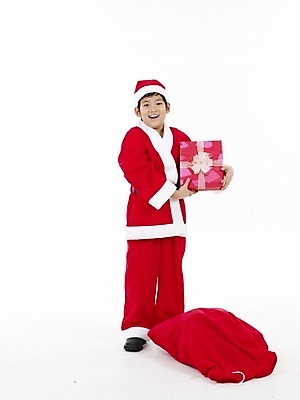 포토 JPG 스튜디오촬영 전신 남자 초등학생 어린이 포즈 크리스마스 산타옷 실내 표정 선물 한명 미소 웃음 누끼 사람 동양인 소년 빨간색 세로 산타클로스 한국인 흰색 보따리 남자만 남자한명만 어린이만 소년만 소년한명만 국내포토 1 학생 옷 기념일 컬러 인종 내부 파일형식
