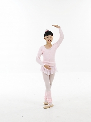 포토 JPG 스튜디오촬영 전신 여자 초등학생 어린이 포즈 실내 표정 한명 미소 웃음 누끼 사람 동양인 소녀 세로 한국인 발레 발레복 여자만 여자한명만 어린이만 소녀만 소녀한명만 국내포토 1 학생 옷 인종 내부 춤 파일형식