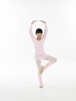 포토 JPG 스튜디오촬영 전신 여자 초등학생 어린이 포즈 실내 표정 한명 미소 웃음 누끼 사람 동양인 소녀 세로 한국인 발레 발레복 여자만 여자한명만 어린이만 소녀만 소녀한명만 국내포토 1 학생 옷 인종 내부 춤 파일형식