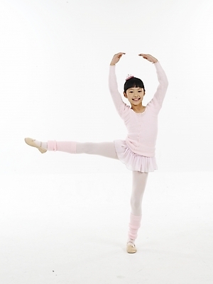 포토 JPG 스튜디오촬영 전신 여자 초등학생 어린이 포즈 실내 표정 한명 누끼 사람 동양인 소녀 세로 한국인 발레 발레복 여자만 여자한명만 어린이만 소녀만 소녀한명만 국내포토 1 학생 옷 인종 내부 춤 파일형식
