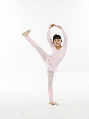포토 JPG 스튜디오촬영 전신 여자 초등학생 어린이 포즈 실내 표정 한명 누끼 사람 동양인 소녀 세로 한국인 발레 발레복 여자만 여자한명만 어린이만 소녀만 소녀한명만 국내포토 1 학생 옷 인종 내부 춤 파일형식