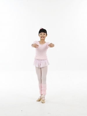 포토 JPG 스튜디오촬영 전신 여자 초등학생 어린이 포즈 실내 표정 한명 누끼 사람 동양인 소녀 세로 한국인 발레 발레복 여자만 여자한명만 어린이만 소녀만 소녀한명만 국내포토 1 학생 옷 인종 내부 춤 파일형식