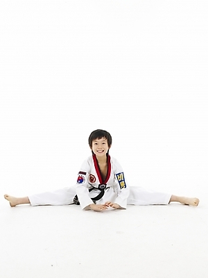 포토 JPG 스튜디오촬영 전신 남자 초등학생 어린이 스포츠 포즈 실내 표정 한명 누끼 사람 동양인 소년 세로 운동 한국인 태권도 태권도복 남자만 남자한명만 어린이만 소년만 소년한명만 국내포토 1 학생 건강 도복 인종 내부 격투기 파일형식