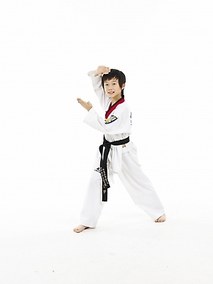 포토 JPG 스튜디오촬영 전신 남자 초등학생 어린이 스포츠 포즈 실내 표정 한명 누끼 사람 동양인 소년 세로 운동 한국인 태권도 태권도복 남자만 남자한명만 어린이만 소년만 소년한명만 국내포토 1 학생 건강 도복 인종 내부 격투기 파일형식