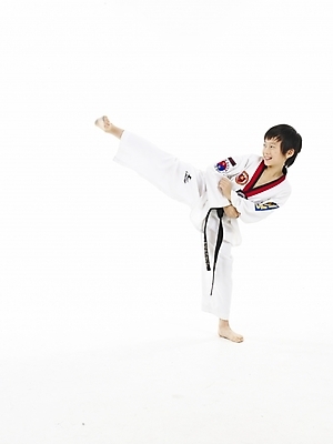 포토 JPG 스튜디오촬영 전신 남자 초등학생 어린이 스포츠 포즈 실내 표정 한명 누끼 사람 동양인 소년 세로 운동 한국인 킥 태권도 태권도복 남자만 남자한명만 어린이만 소년만 소년한명만 국내포토 1 학생 모션 건강 도복 인종 내부 격투기 파일형식