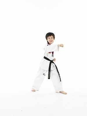 포토 JPG 스튜디오촬영 전신 남자 초등학생 어린이 스포츠 포즈 실내 표정 한명 누끼 사람 동양인 소년 세로 운동 한국인 태권도 태권도복 남자만 남자한명만 어린이만 소년만 소년한명만 국내포토 1 학생 건강 도복 인종 내부 격투기 파일형식