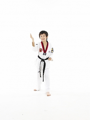 포토 JPG 스튜디오촬영 전신 남자 초등학생 어린이 스포츠 포즈 실내 표정 한명 누끼 사람 동양인 소년 세로 운동 한국인 태권도 태권도복 남자만 남자한명만 어린이만 소년만 소년한명만 국내포토 1 학생 건강 도복 인종 내부 격투기 파일형식