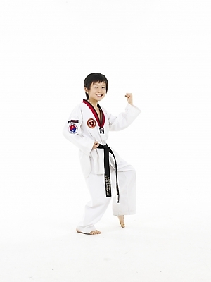 포토 JPG 스튜디오촬영 전신 남자 초등학생 어린이 스포츠 포즈 실내 표정 한명 누끼 사람 동양인 소년 세로 운동 한국인 태권도 태권도복 남자만 남자한명만 어린이만 소년만 소년한명만 국내포토 1 학생 건강 도복 인종 내부 격투기 파일형식