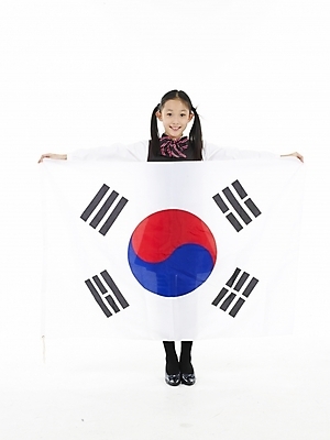 포토 JPG 스튜디오촬영 전신 여자 초등학생 어린이 포즈 실내 표정 한명 미소 웃음 누끼 사람 동양인 소녀 세로 한국인 태극기 여자만 여자한명만 어린이만 소녀만 소녀한명만 국내포토 1 학생 인종 내부 국기 파일형식