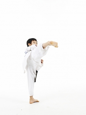 포토 JPG 스튜디오촬영 전신 남자 초등학생 어린이 스포츠 포즈 실내 표정 한명 누끼 사람 동양인 소년 세로 운동 한국인 킥 태권도 태권도복 남자만 남자한명만 어린이만 소년만 소년한명만 국내포토 1 학생 모션 건강 도복 인종 내부 격투기 파일형식