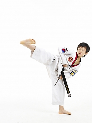 포토 JPG 스튜디오촬영 전신 남자 초등학생 어린이 스포츠 포즈 실내 표정 한명 누끼 사람 동양인 소년 세로 운동 한국인 킥 태권도 태권도복 남자만 남자한명만 어린이만 소년만 소년한명만 국내포토 1 학생 모션 건강 도복 인종 내부 격투기 파일형식