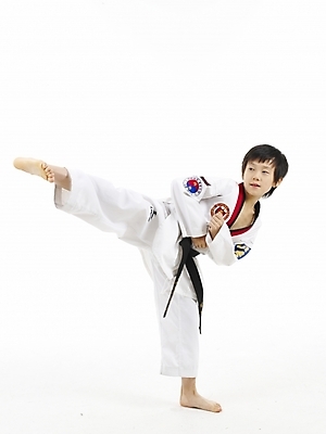 포토 JPG 스튜디오촬영 전신 남자 초등학생 어린이 스포츠 포즈 실내 표정 한명 누끼 사람 동양인 소년 세로 운동 한국인 킥 태권도 태권도복 남자만 남자한명만 어린이만 소년만 소년한명만 국내포토 1 학생 모션 건강 도복 인종 내부 격투기 파일형식