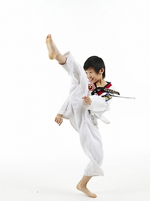 포토 JPG 스튜디오촬영 전신 남자 초등학생 어린이 스포츠 포즈 실내 표정 한명 누끼 사람 동양인 소년 세로 운동 한국인 킥 태권도 태권도복 남자만 남자한명만 어린이만 소년만 소년한명만 국내포토 1 학생 모션 건강 도복 인종 내부 격투기 파일형식