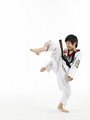 포토 JPG 스튜디오촬영 전신 남자 초등학생 어린이 스포츠 포즈 실내 표정 한명 누끼 사람 동양인 소년 세로 운동 한국인 킥 태권도 태권도복 남자만 남자한명만 어린이만 소년만 소년한명만 국내포토 1 학생 모션 건강 도복 인종 내부 격투기 파일형식