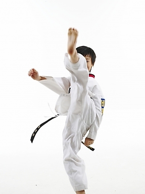 포토 JPG 스튜디오촬영 전신 남자 초등학생 어린이 스포츠 포즈 실내 표정 한명 누끼 사람 동양인 소년 세로 운동 한국인 킥 태권도 태권도복 남자만 남자한명만 어린이만 소년만 소년한명만 국내포토 1 학생 모션 건강 도복 인종 내부 격투기 파일형식